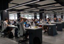 Κορονοϊός : Πώς οι χώροι εργασίας έγιναν «άντρο» του ιού – «Μαϊμού» τηλεργασία, μετακινήσεις με ΜΜΜ και εργοδοτική αυθαιρεσία